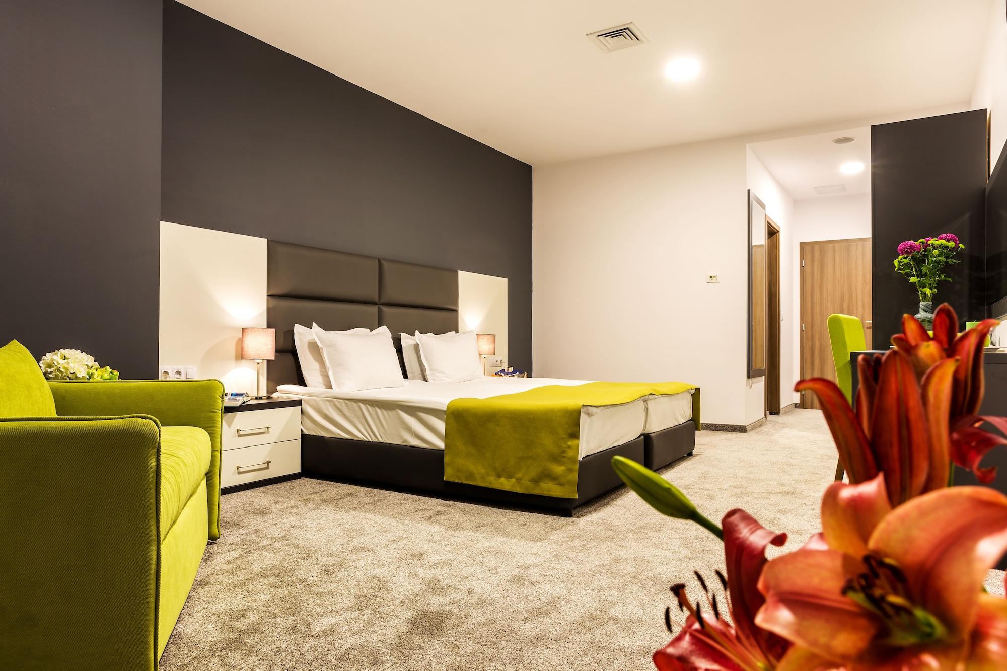 Earth & People & - Free Parking & Swimming Pool Hotel
