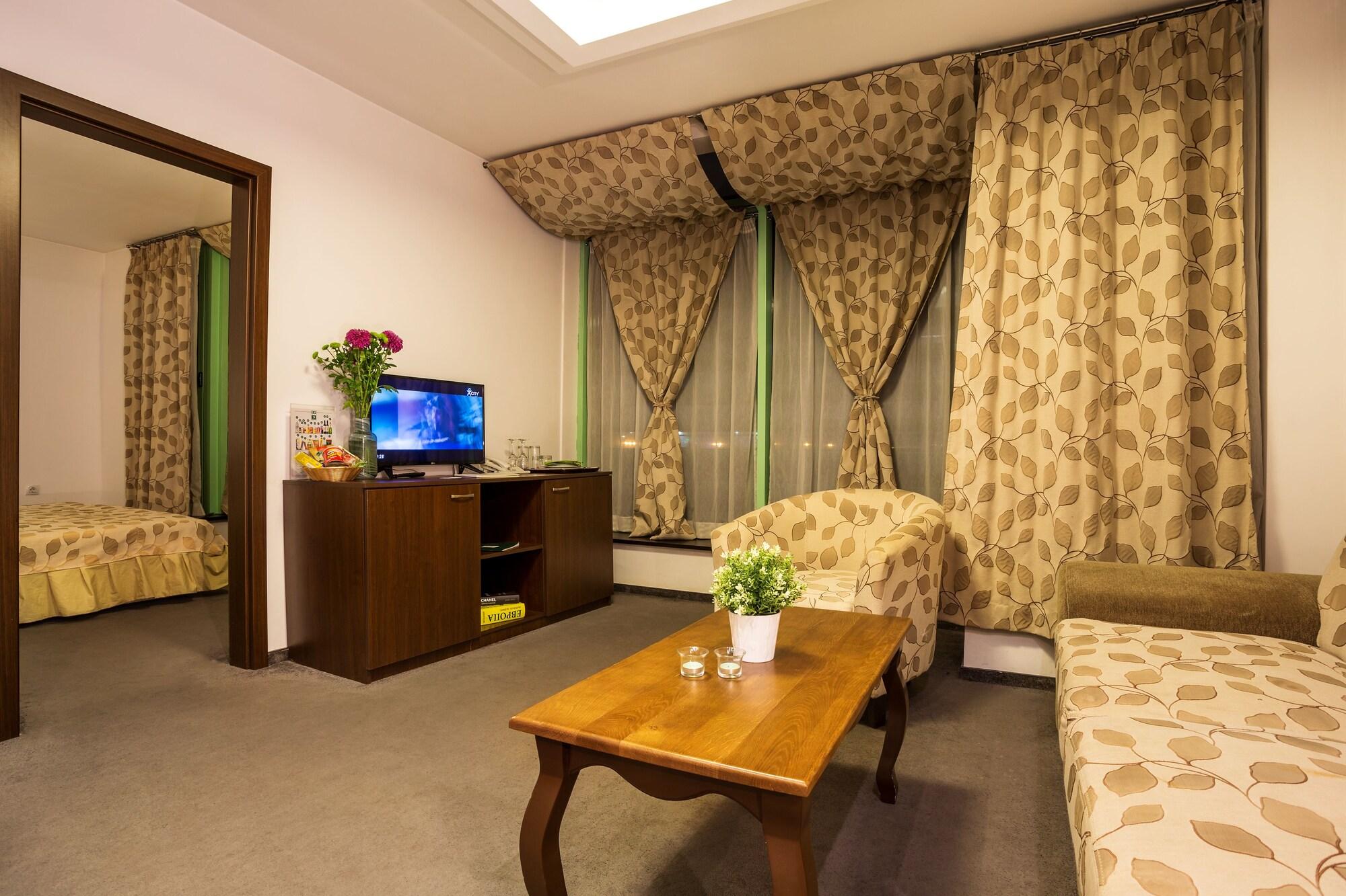 Earth & People & - Free Parking & Swimming Pool 4*