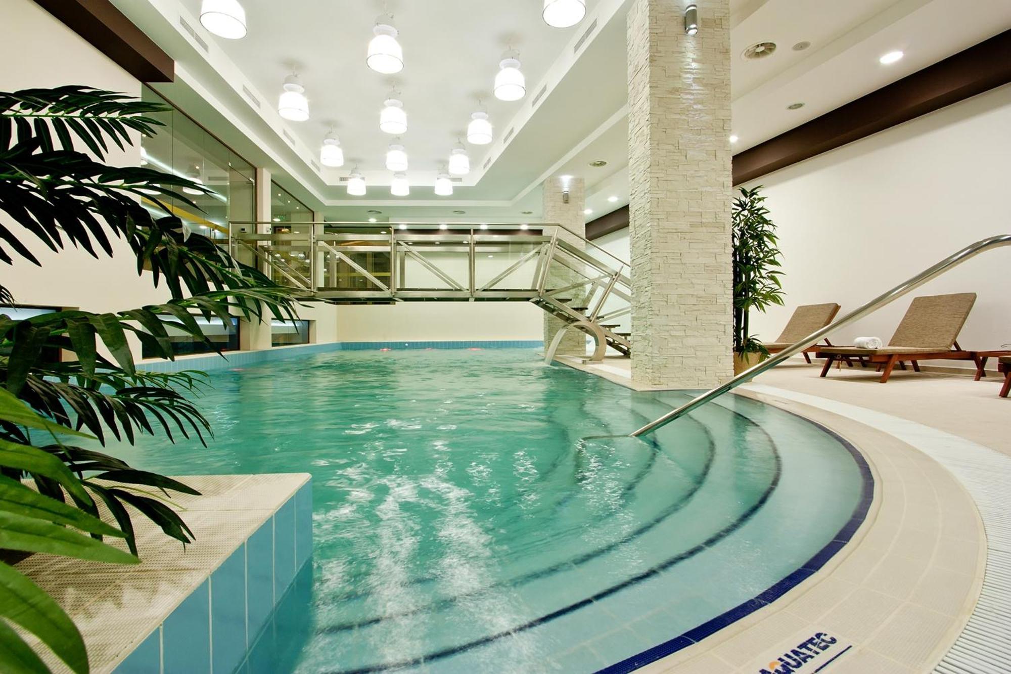 Hotel Earth & People & - Free Parking & Swimming Pool 4*