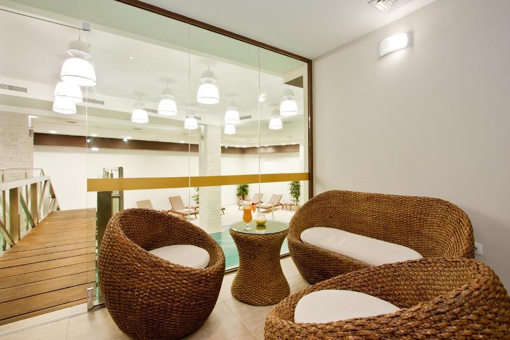 Earth & People & - Free Parking & Swimming Pool 4*