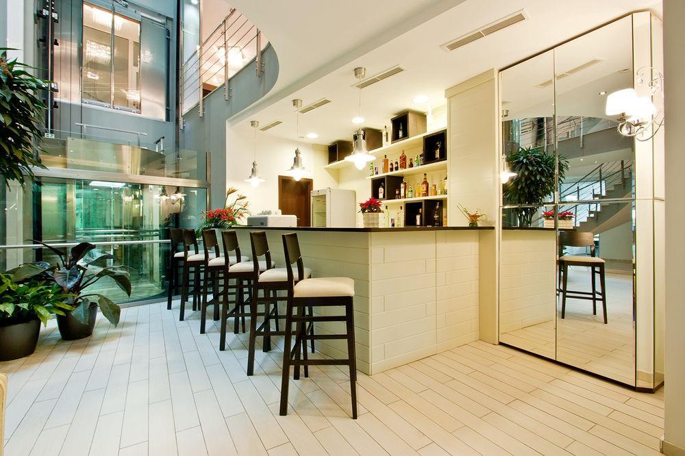 Earth & People & - Free Parking & Swimming Pool Hotel